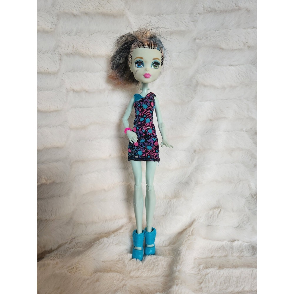 Monster High First Wave‎ Frankie Stein Doll Wearing Howleen Wolf Dress 2008
